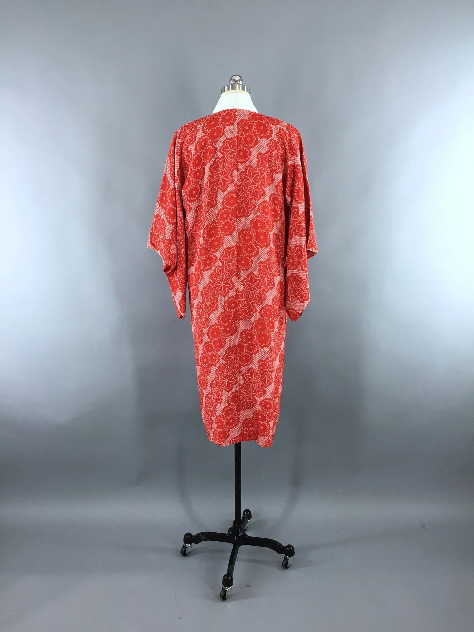 1940s Vintage Silk Kimono Robe in Red Floral Print Shibori