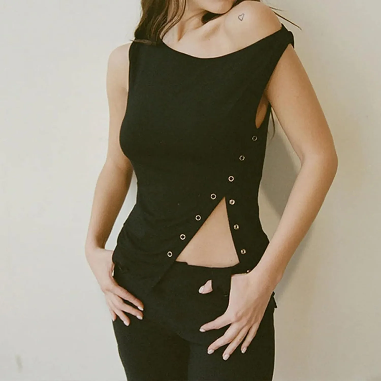 SAFRISIOR Women One Shoulder Button Sexy Crop Top Solid Sleeveless Off Shoulder Asymmetric Crop Tank Top Vest Tee Shirt