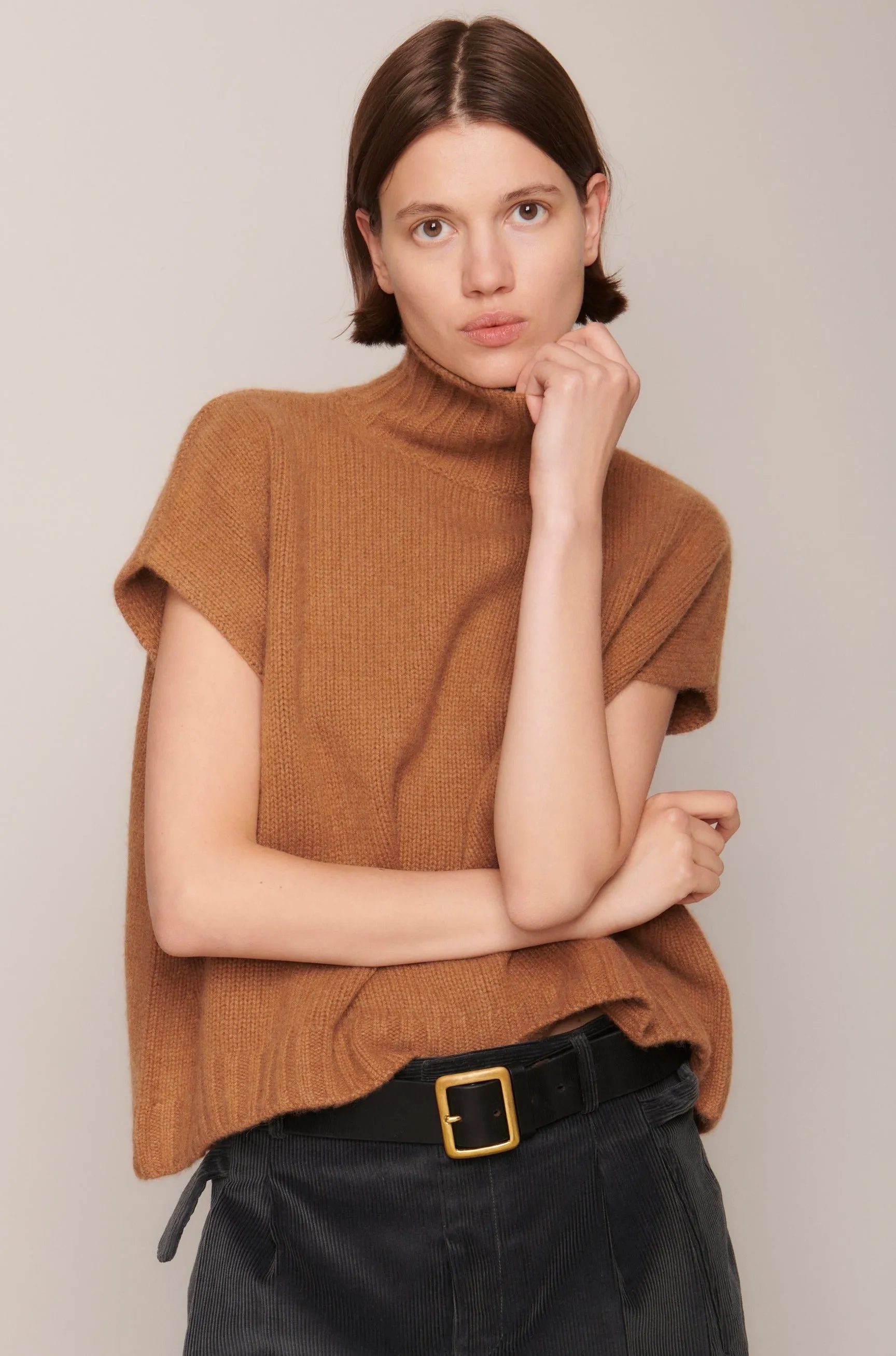 T Neck Gilet in Vicuna