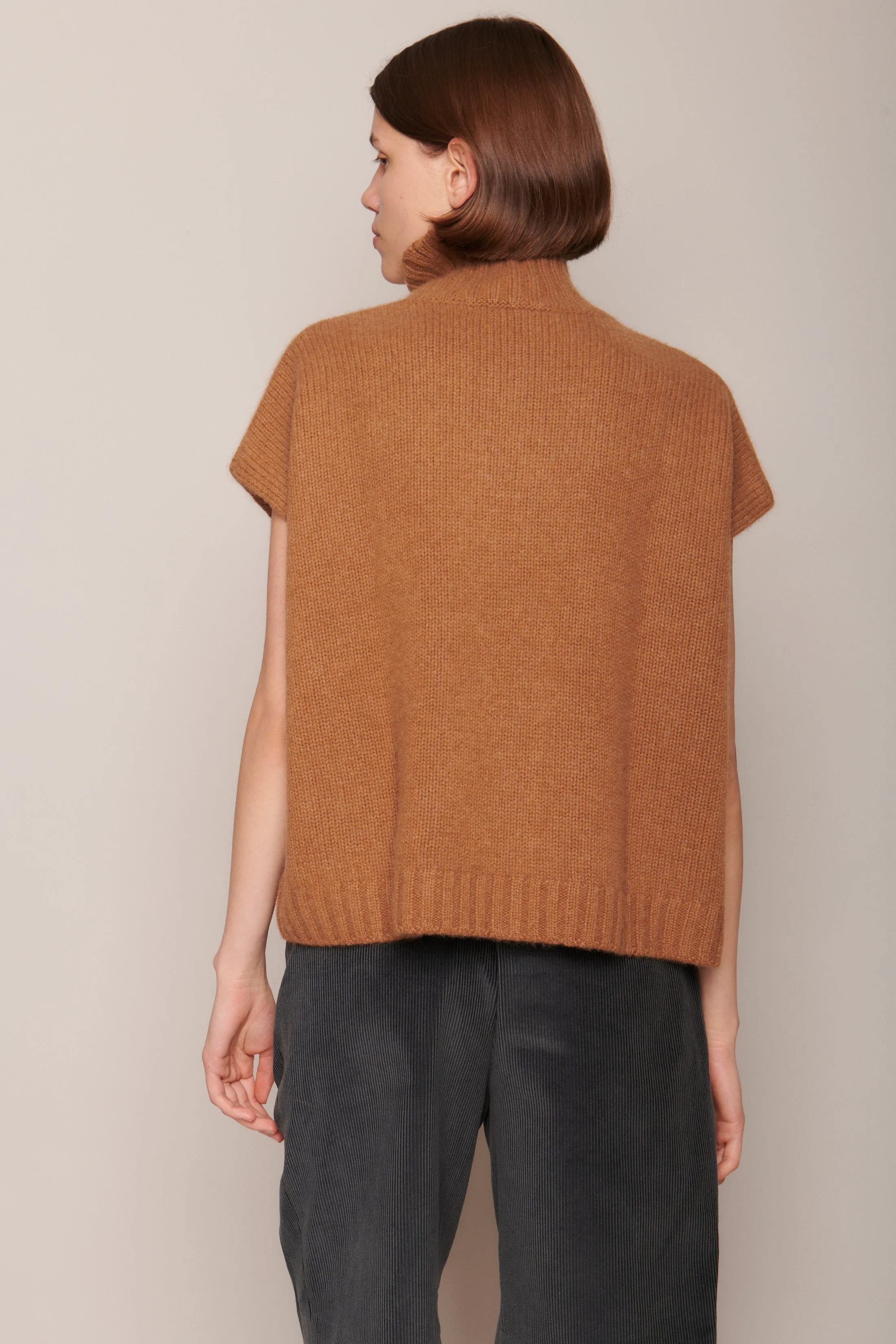 T Neck Gilet in Vicuna