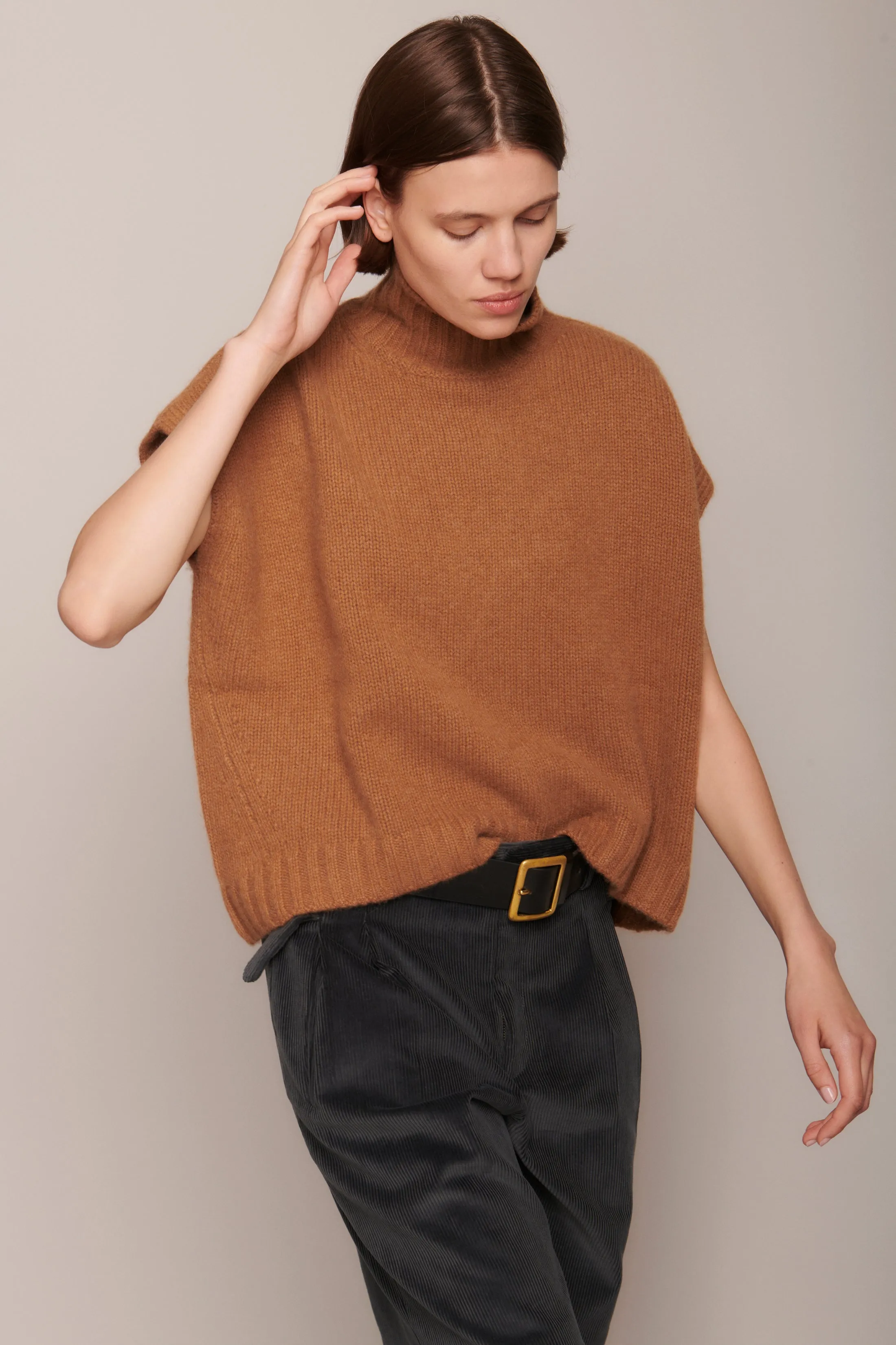 T Neck Gilet in Vicuna
