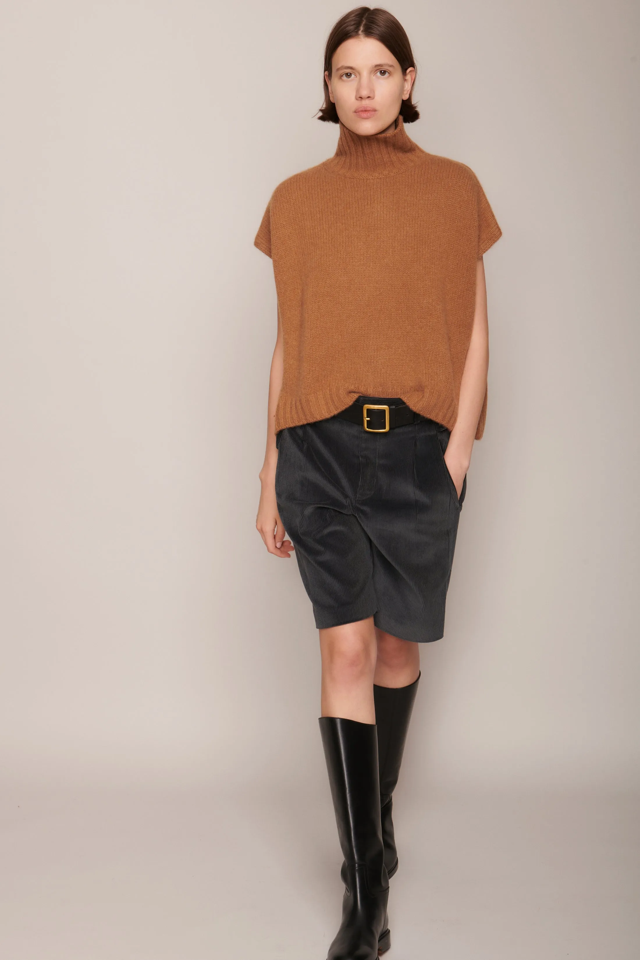 T Neck Gilet in Vicuna