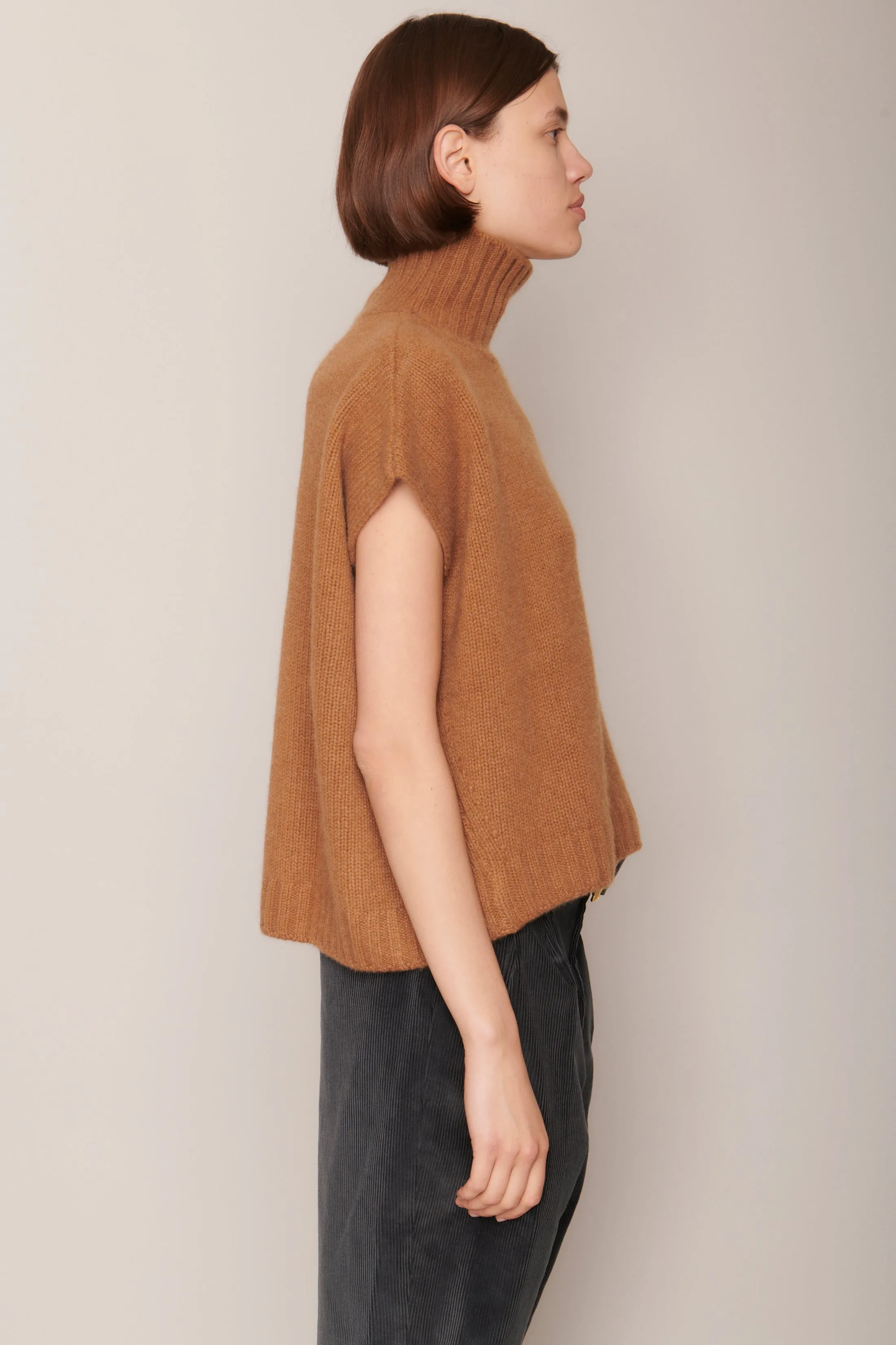 T Neck Gilet in Vicuna